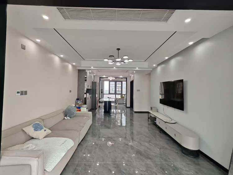 世纪阳光城136平48万全屋中央空调三房两卫带衣帽问