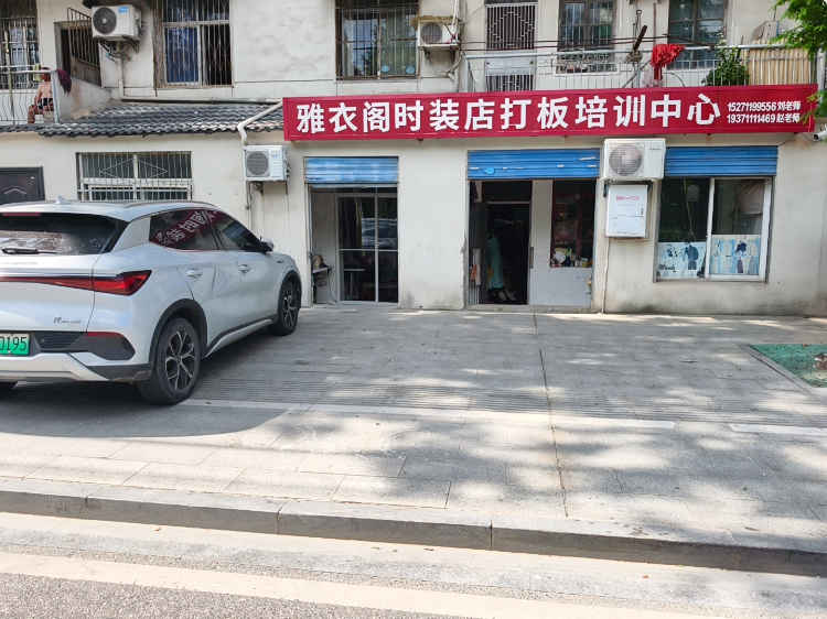 临街旺铺停车方便，仙下河路三中至花园酒店中段，民水民电无物业费，适合各种业态